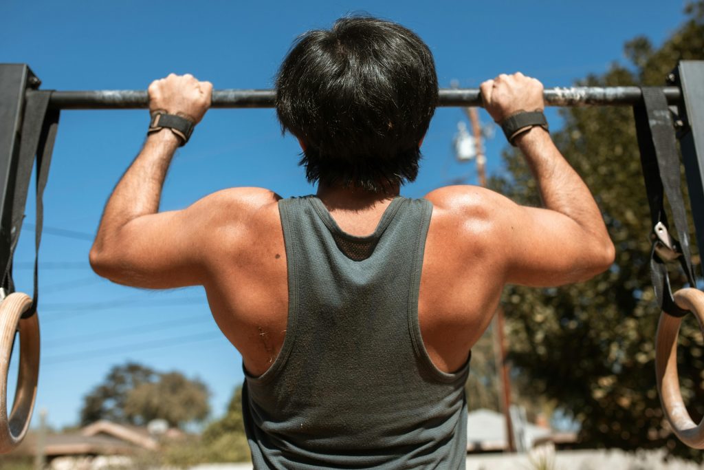 Entrenador personal ejercitando en un parque de Sarrià, Barcelona